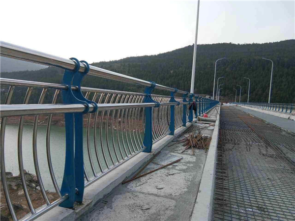 周口不锈钢桥梁护栏的特点及其在桥梁安全中的重要作用