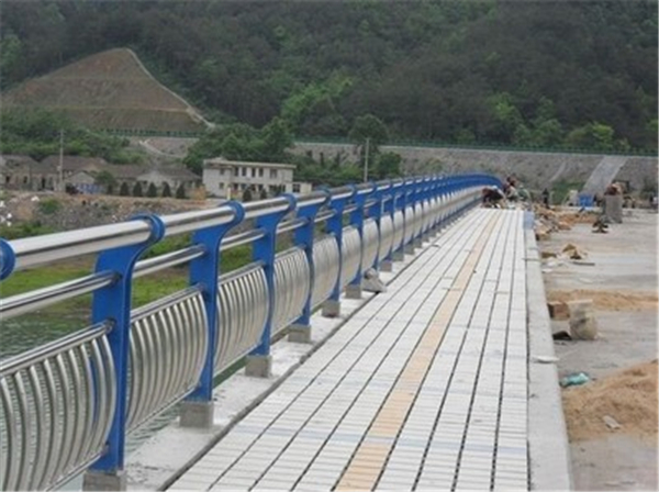 周口不锈钢桥梁护栏的特性及其在现代建筑中的应用